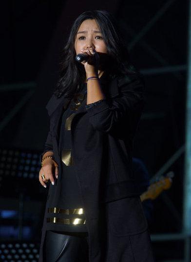 何洁产后复出首唱 身材臃肿露双下巴