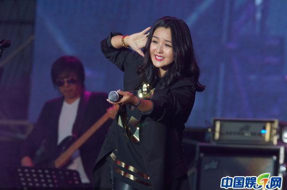 何洁产后复出首唱 身材臃肿露双下巴