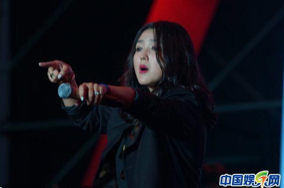 何洁产后复出首唱 身材臃肿露双下巴