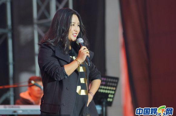 何洁产后复出首唱 身材臃肿露双下巴