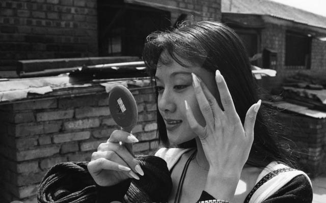 舞神杨丽萍青涩旧照 舞神杨丽萍青涩旧照