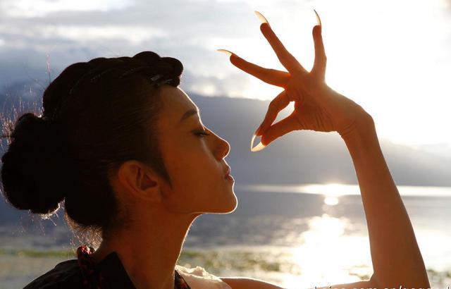 舞神杨丽萍青涩旧照 舞神杨丽萍青涩旧照