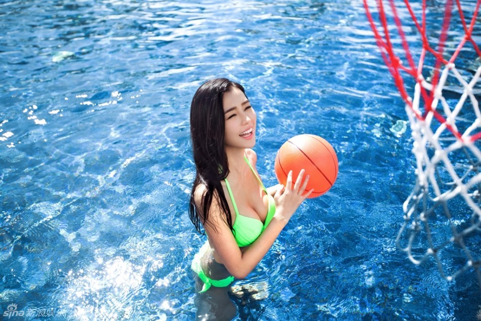姚星彤泳装写真