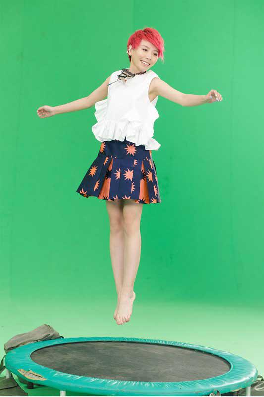 黄雅莉《恋爱烘焙中》MV首发 与型男浪漫拍拖