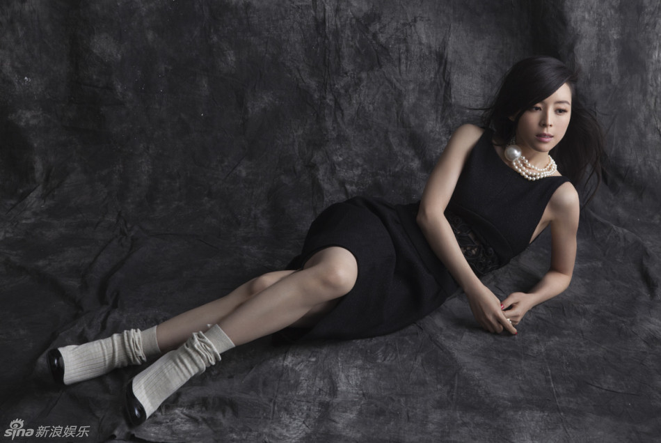 张静初写真秀香肩 自信演绎摩登魅力