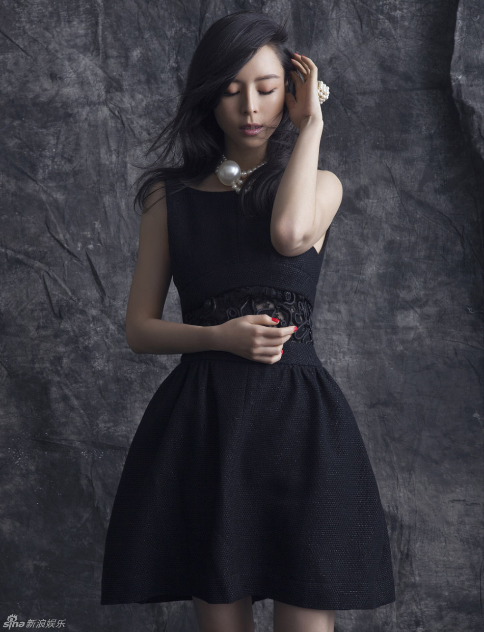 张静初写真秀香肩 自信演绎摩登魅力