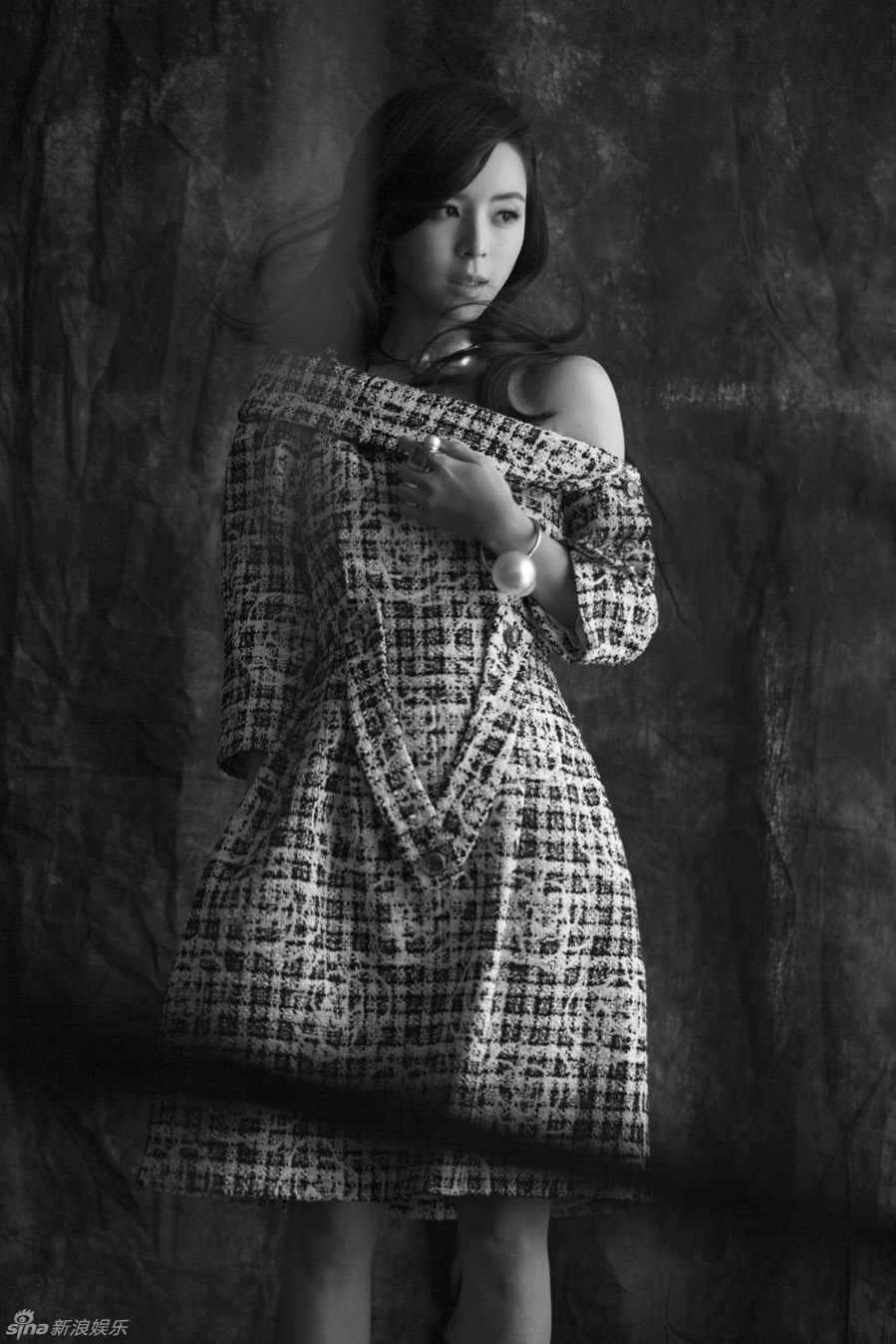 张静初写真秀香肩 自信演绎摩登魅力
