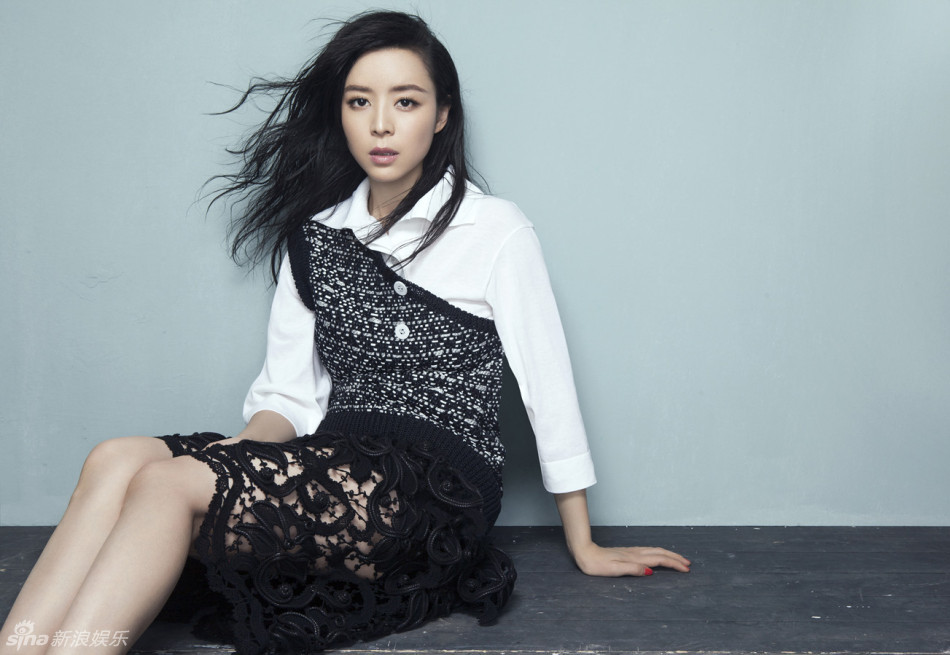 张静初写真秀香肩 自信演绎摩登魅力