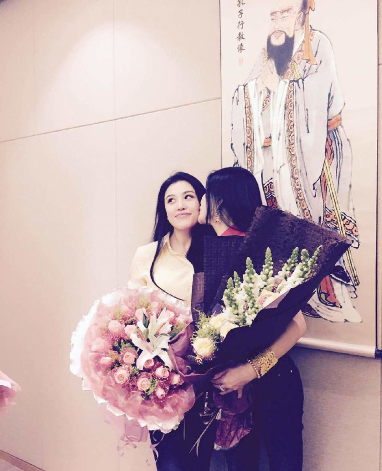 刘翔岳母庆生 葛天与美艳妈妈合影似姐妹