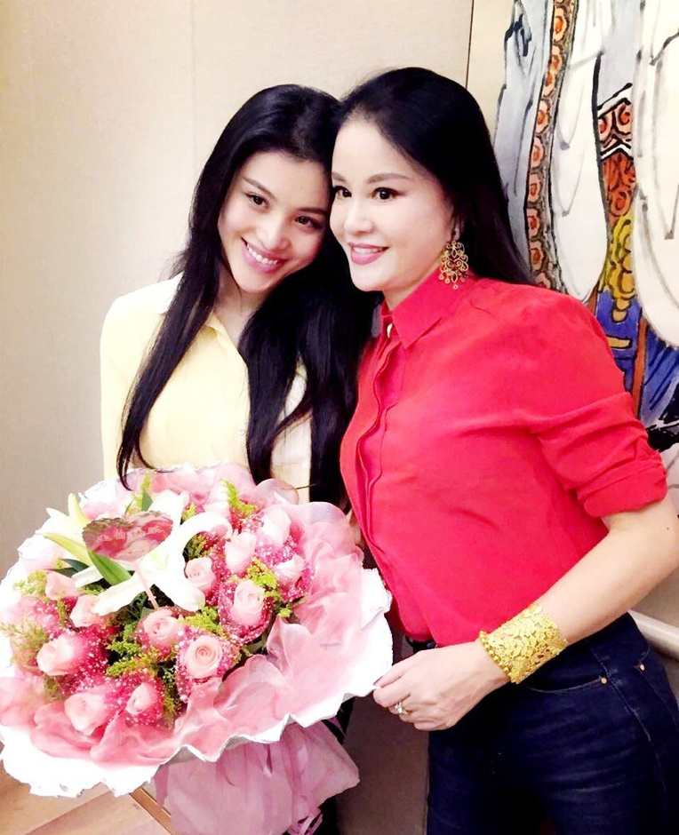 刘翔岳母庆生 葛天与美艳妈妈合影似姐妹