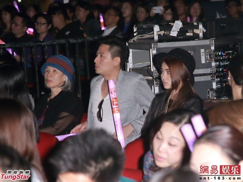 周杰伦个唱母亲女友现身支持 成龙献花