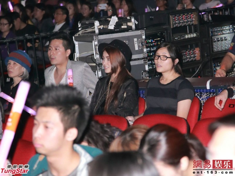 周杰伦个唱母亲女友现身支持 成龙献花