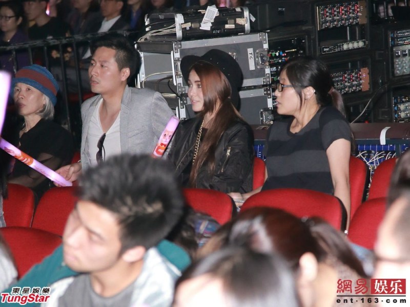 周杰伦个唱母亲女友现身支持 成龙献花