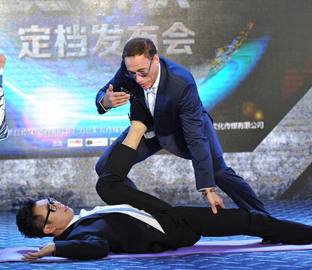 尚格云顿助阵大鹏新片 柳岩袁姗姗斗艳 尚格云顿助阵大鹏新片 柳岩袁姗姗斗艳