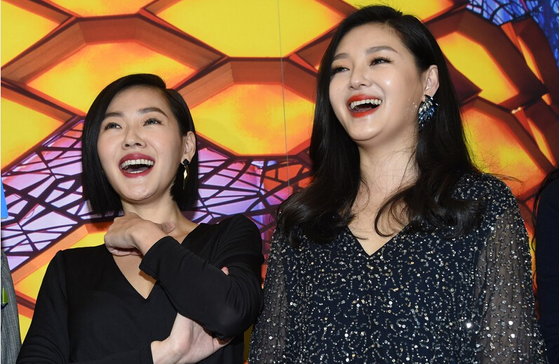 大S产后与小S合体捞金 浓妆艳抹性感丰腴