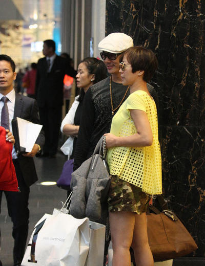 任贤齐陪女友逛街当挑夫 相恋20多年育俩娃