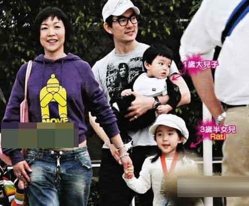 任贤齐陪女友逛街当挑夫 相恋20多年育俩娃