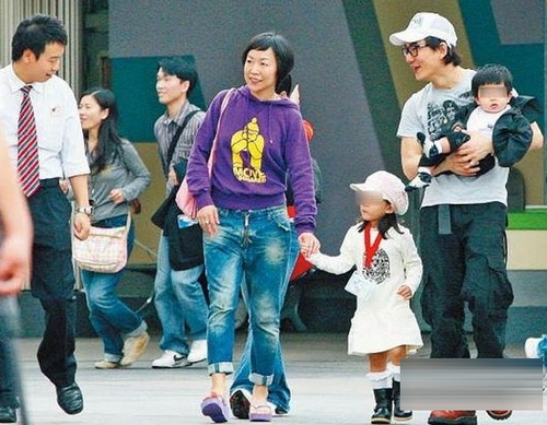 任贤齐陪女友逛街当挑夫 相恋20多年育俩娃