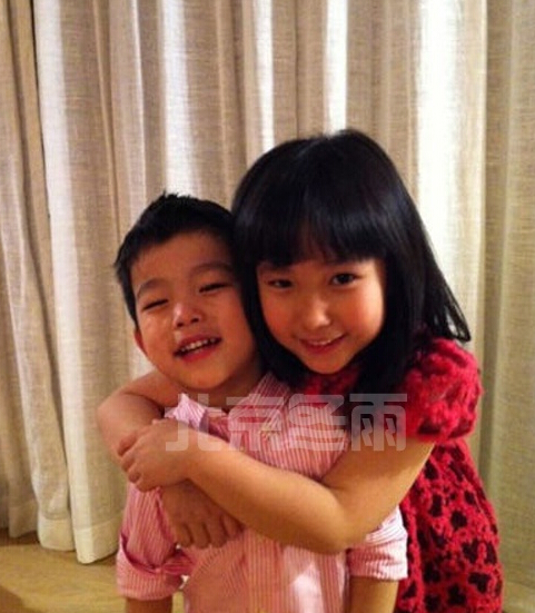 任贤齐陪女友逛街当挑夫 相恋20多年育俩娃