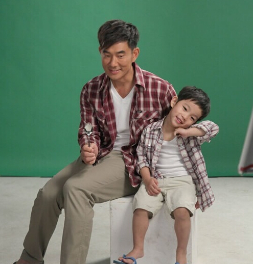 任贤齐陪女友逛街当挑夫 相恋20多年育俩娃