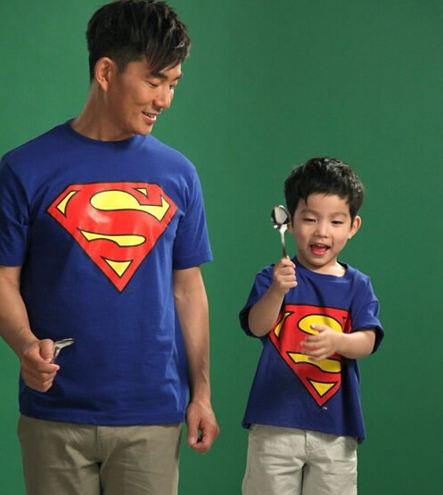 任贤齐陪女友逛街当挑夫 相恋20多年育俩娃