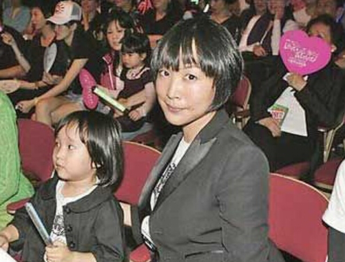 任贤齐陪女友逛街当挑夫 相恋20多年育俩娃