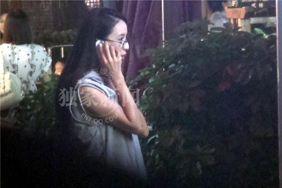 佟丽娅素颜吃路边摊 讲卫生不忘饭前洗手