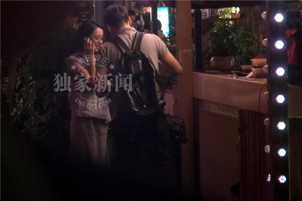 佟丽娅素颜吃路边摊 讲卫生不忘饭前洗手