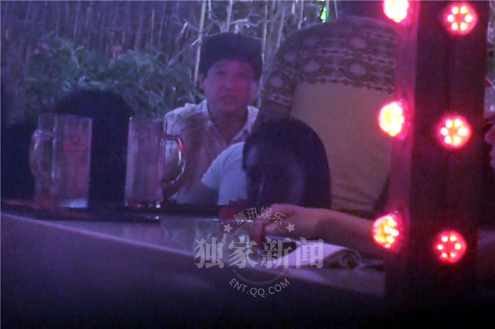 佟丽娅素颜吃路边摊 讲卫生不忘饭前洗手