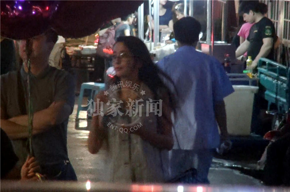 佟丽娅素颜吃路边摊 讲卫生不忘饭前洗手