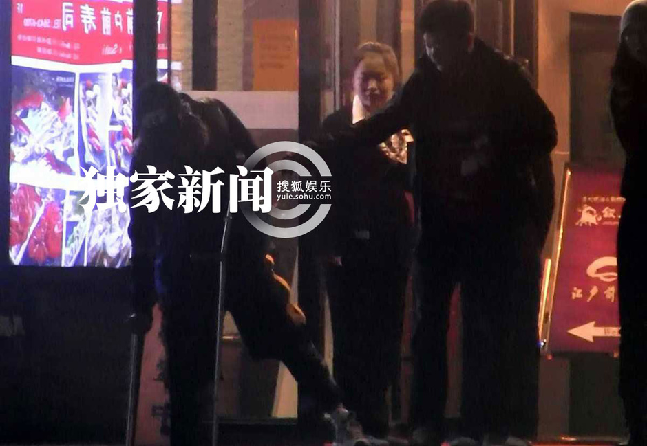 吴京腿伤至今未愈 拄拐餐厅会友