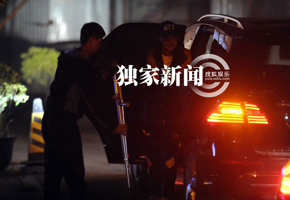 吴京腿伤至今未愈 拄拐餐厅会友