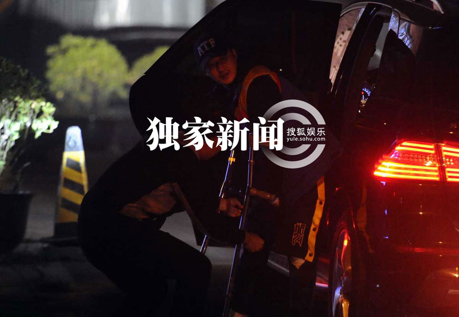 吴京腿伤至今未愈 拄拐餐厅会友