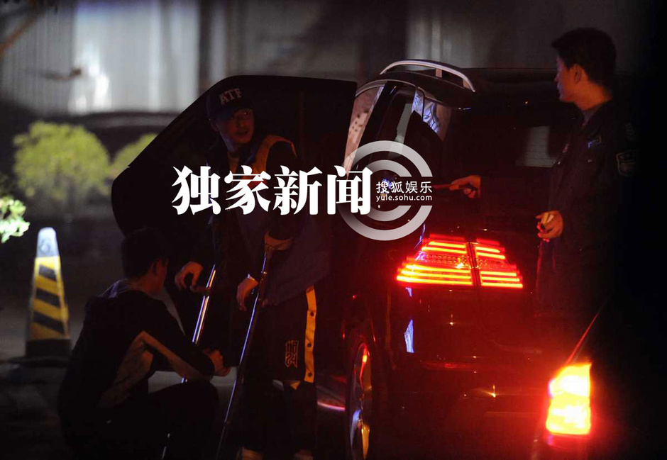 吴京腿伤至今未愈 拄拐餐厅会友