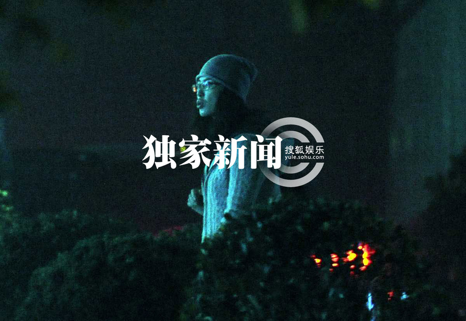 吴京腿伤至今未愈 拄拐餐厅会友