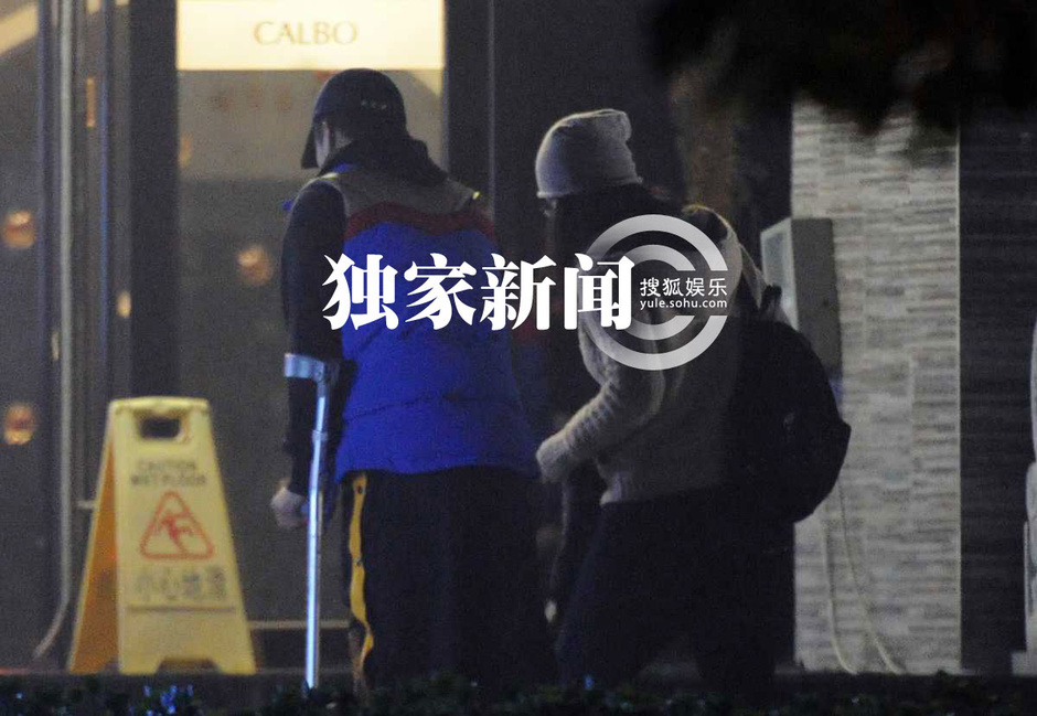 吴京腿伤至今未愈 拄拐餐厅会友
