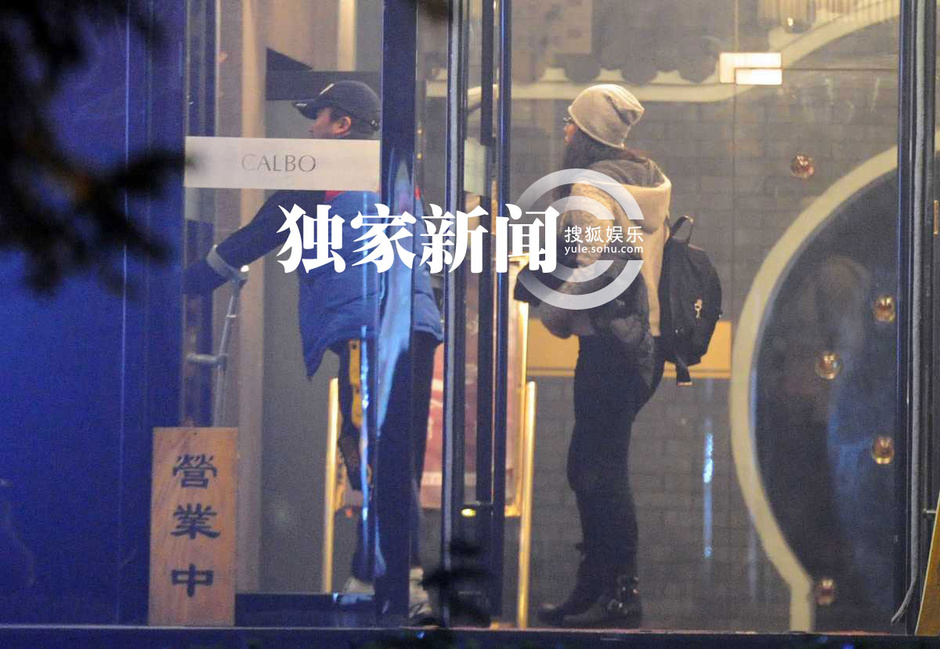 吴京腿伤至今未愈 拄拐餐厅会友