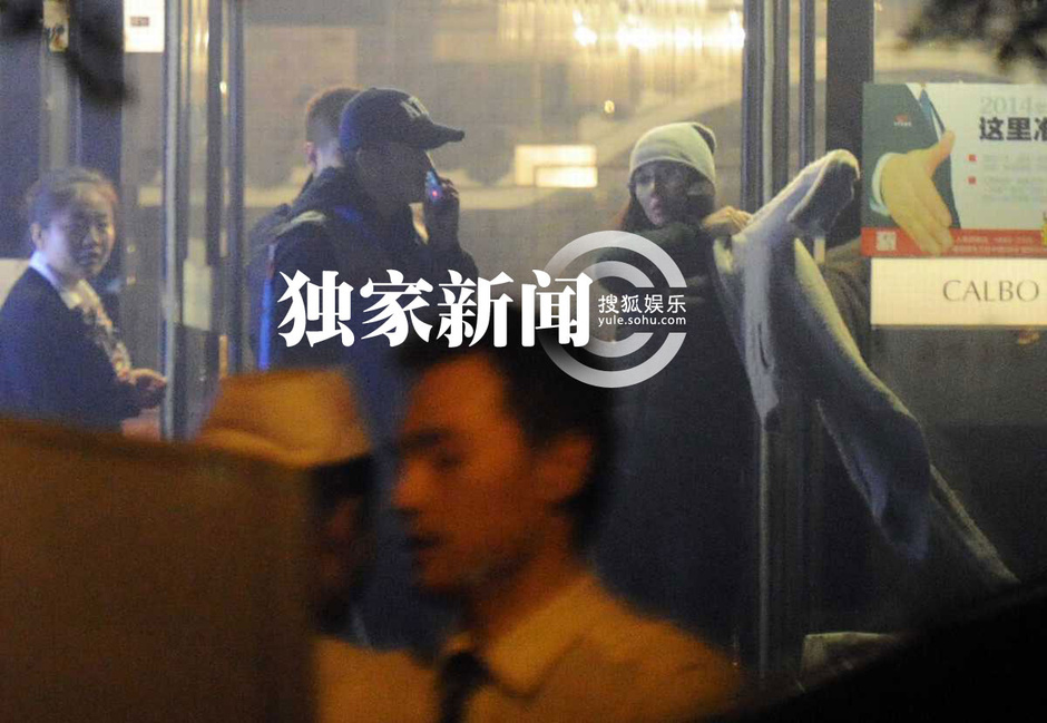 吴京腿伤至今未愈 拄拐餐厅会友