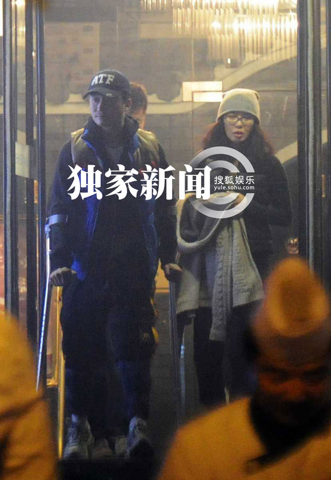 吴京腿伤至今未愈 拄拐餐厅会友
