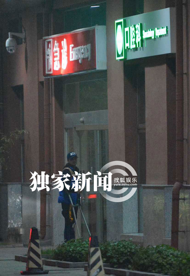 吴京腿伤至今未愈 拄拐餐厅会友