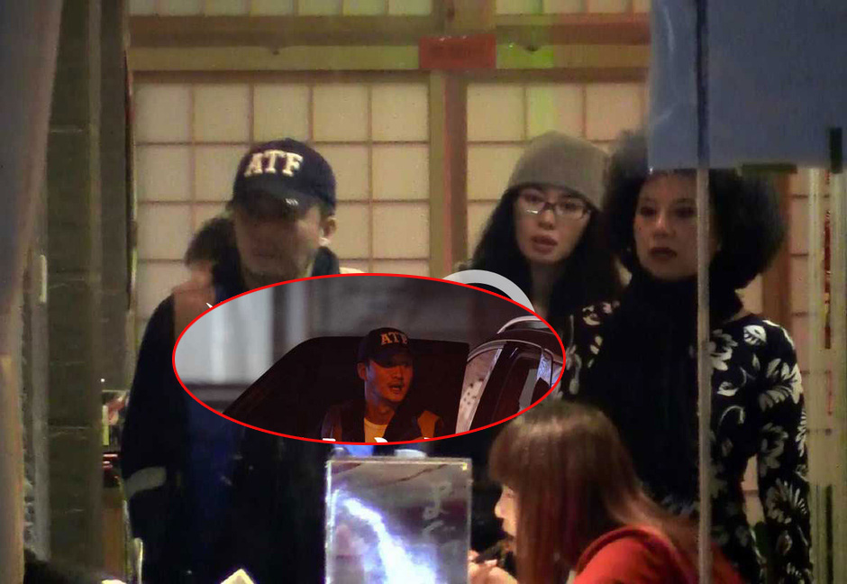 吴京腿伤至今未愈 拄拐餐厅会友