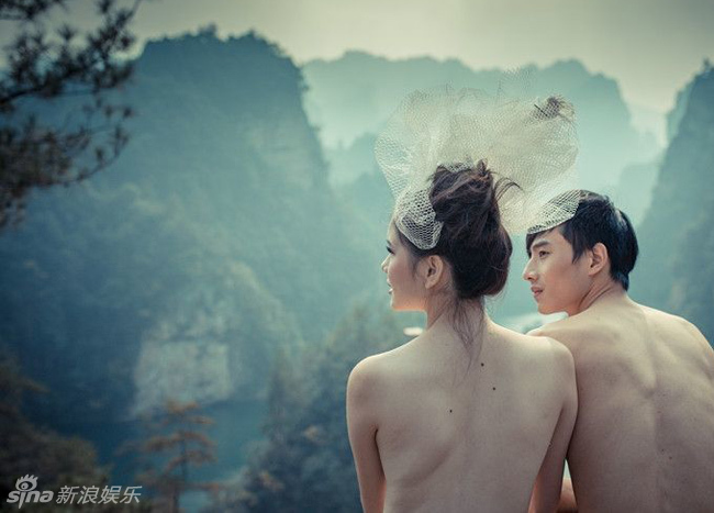 张家界新婚夫妻全裸拍婚纱照碧波荡漾