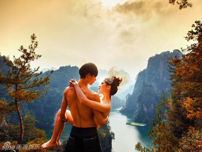张家界新婚夫妻全裸拍婚纱照碧波荡漾