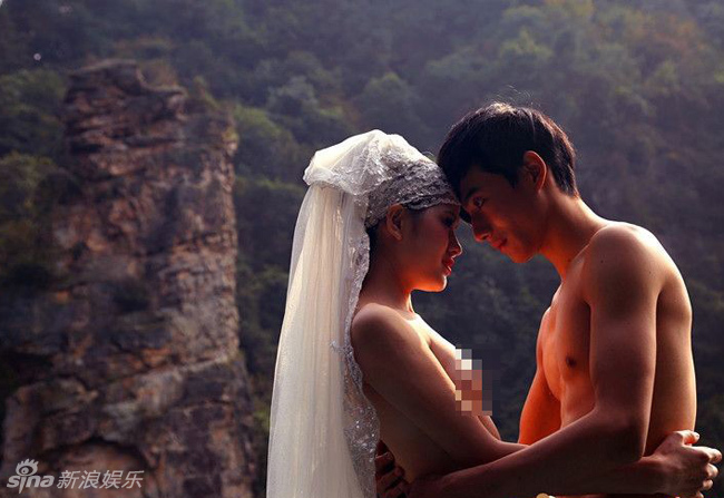 张家界新婚夫妻全裸拍婚纱照碧波荡漾