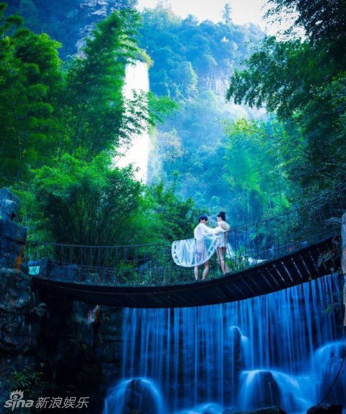 张家界新婚夫妻全裸拍婚纱照碧波荡漾