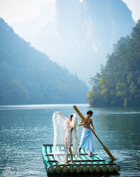 张家界新婚夫妻全裸拍婚纱照碧波荡漾