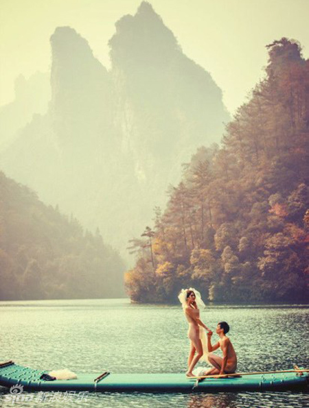 张家界新婚夫妻全裸拍婚纱照碧波荡漾