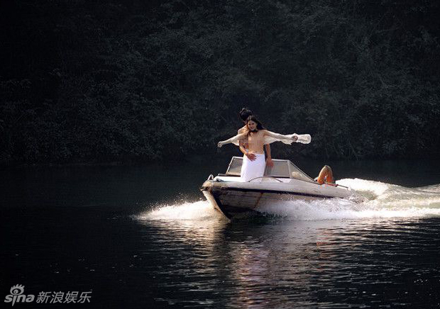 张家界新婚夫妻全裸拍婚纱照碧波荡漾