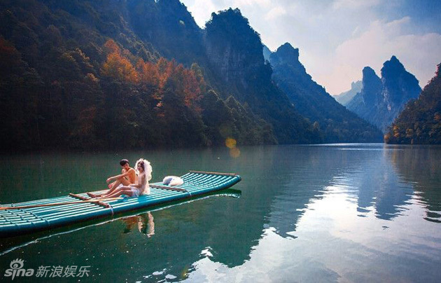 张家界新婚夫妻全裸拍婚纱照碧波荡漾