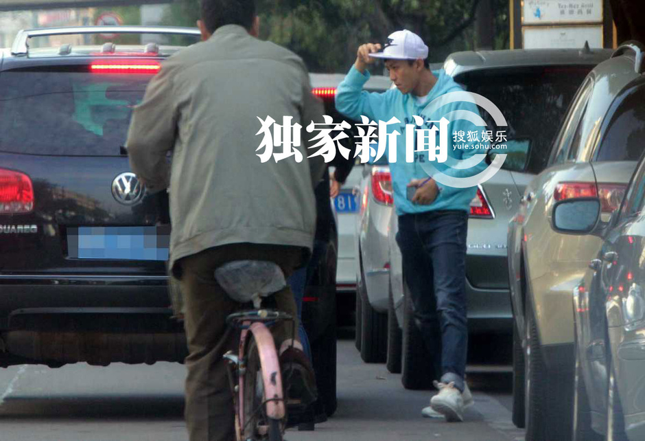 孙俪邓超一同接儿子放学 全家现身超温馨